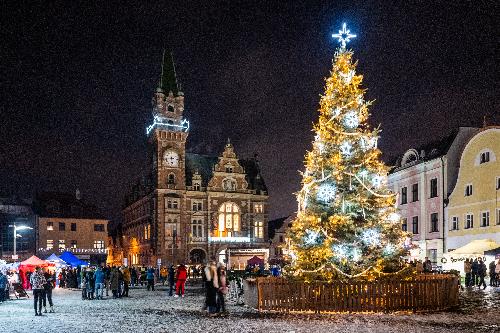 Rozsv�cen� v�no�n�ho stromu 2026 - www.webtrziste.cz